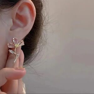 Gold Tone Floral Stud Earrings Crystal Accent Delicate Minimalist NWT